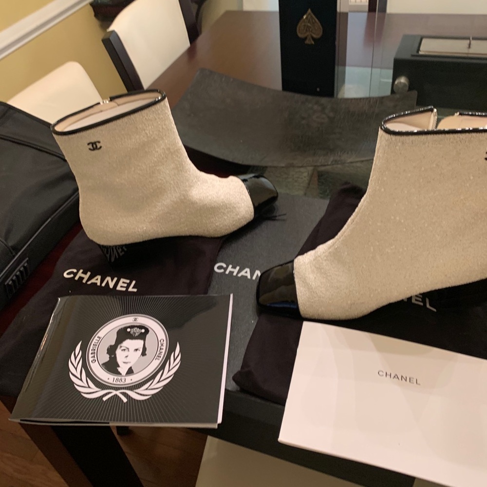 Chanel - Picture 3 of 16